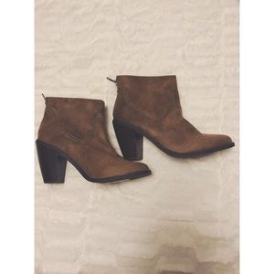 Heeled zip up boot
